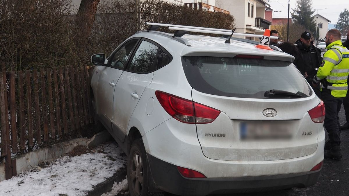 Žena v Šumperku vypila láhev vína, sedla za volant a pak bourala